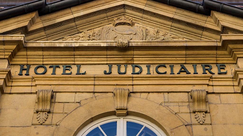 Der Angeklagte wurde vom Neuenburger Kantonsgericht wegen sexueller Nötigung und sexuellen Handlungen mit Minderjährigen für schuldig befunden (Archivbild).