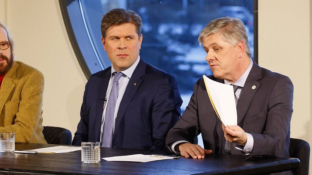 Islands Finanzminister Benedikt Johannesson (rechts) verrät: Die Regierung plant, die isländische Krone an den Euro zu koppeln. (Archivbild)