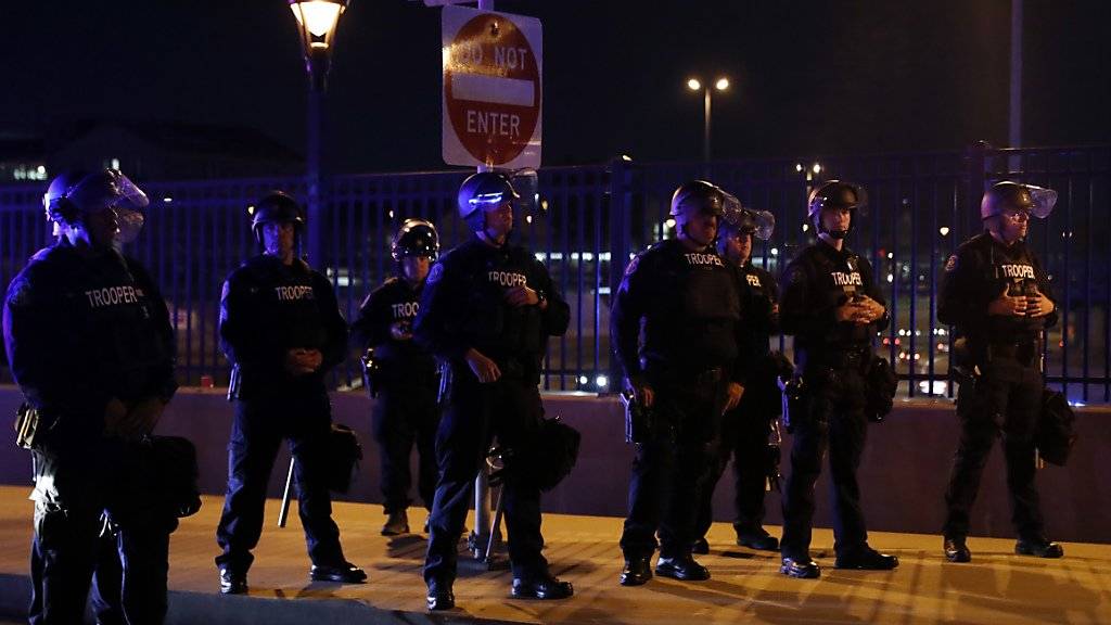 In den USA kam es nach einem Freispruch für einen Polizisten zu Aussreitungen bei Protesten.