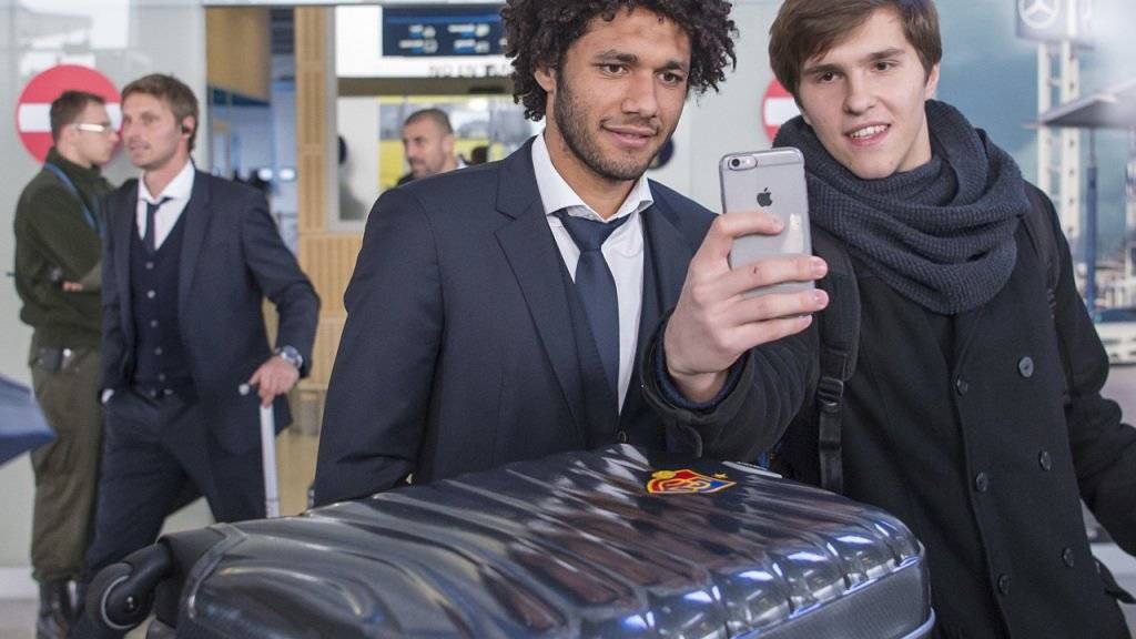 Der Ägypter Mohamed Elneny (mitte) sitzt beim FC Basel auf gepackten Koffern