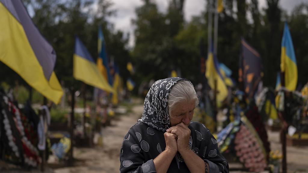 Svitlana Sushko trauert bei dem Besuch am Grab ihres jüngsten Sohnes, eines ukrainischen Soldaten, der letztes Jahr im Krieg gegen Russland getötet wurde. Foto: Jae C. Hong/AP/dpa