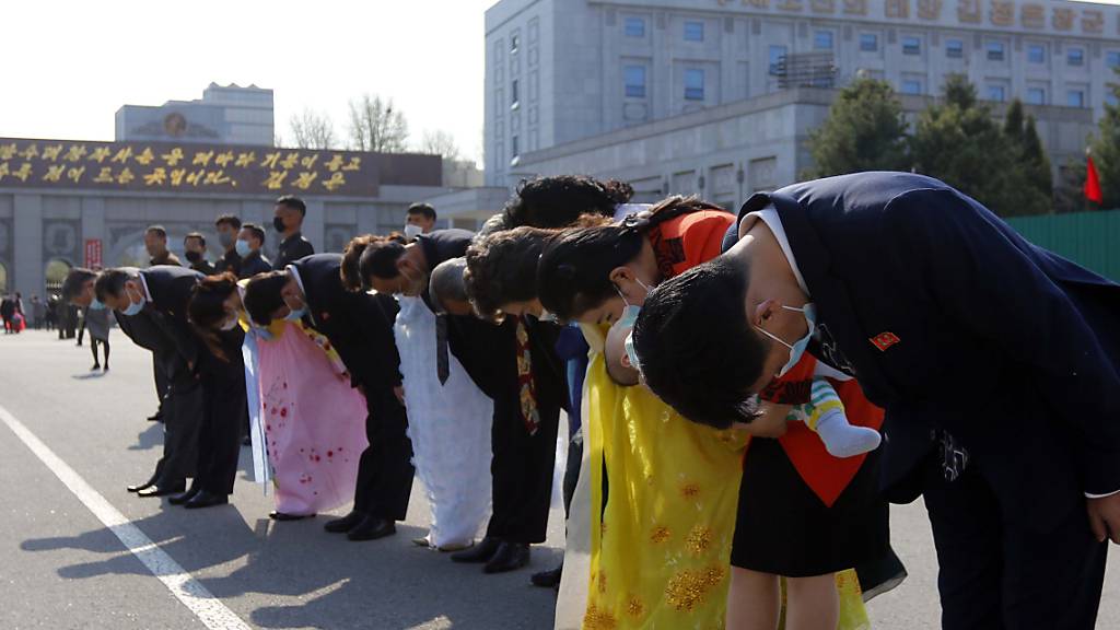 Menschen verneigen sich vor den Statuen der verstorbenen nordkoreanischen Führer Kim Il Sung und Kim Jong Il im Mansudae-Kunststudio. Nordkorea feiert wichtigsten Nationalfeiertag, den 110. Geburtstag von Ex-Staatschef Kim Il Sung. Foto: Jon Chol Jin/AP/dpa