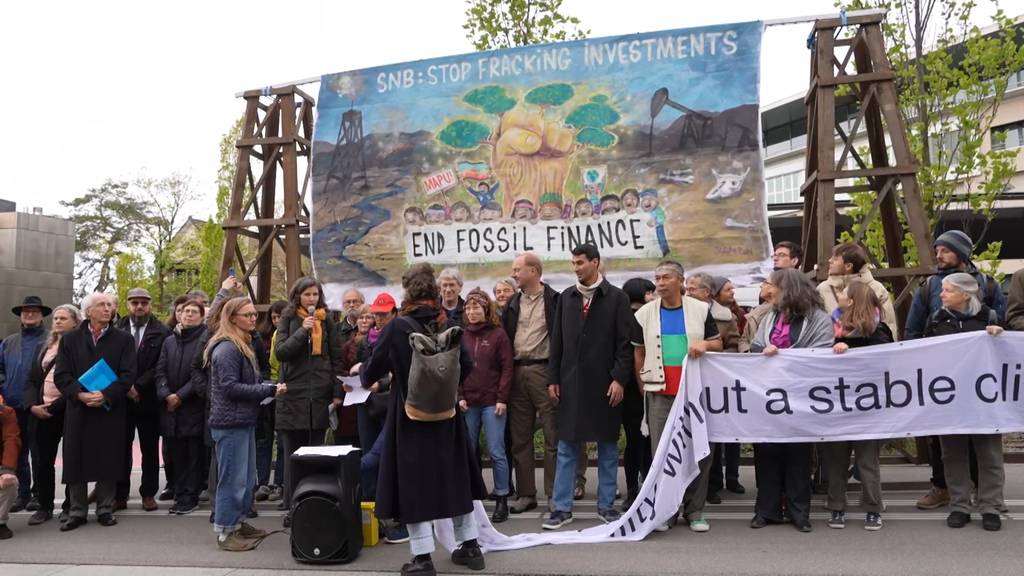 Klimaaktivisten protestieren während Generalversammlung der SNB
