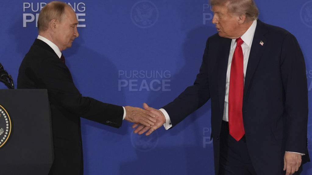 ARCHIV - Präsident Donald Trump (r) schüttelt die Hand des russischen Präsidenten Wladimir Putin während einer gemeinsamen Pressekonferenz auf der Joint Base Elmendorf-Richardson, Alaska. Foto: Jae C. Hong/AP/dpa/Archiv