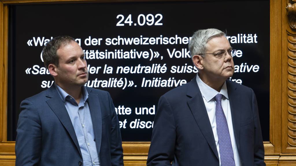 Die SVP - im Bild die Nationalräte Lukas Reimann (links) und Franz Grüter - unterlag im Nationalrat erneut: Ihre Neutralitätsinitiative soll ohne Gegenvorschlag vors Volk kommen. (Archivbild)