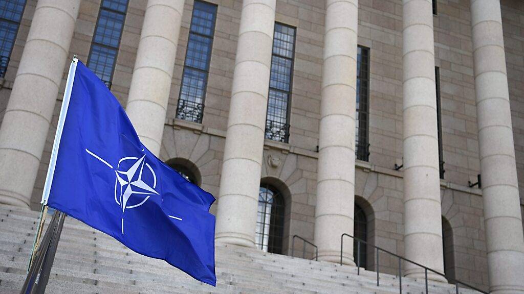 ARCHIV - Eine Nato-Flagge weht vor dem Parlamentsgebäude in Helsinki. Foto: Antti Aimo-Koivisto/Lehtikuva/dpa