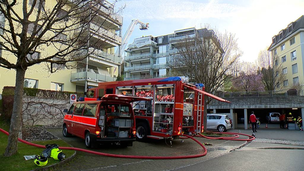 Feuerwehr bringt 23 Personen nach Wohnungsbrand in Sicherheit