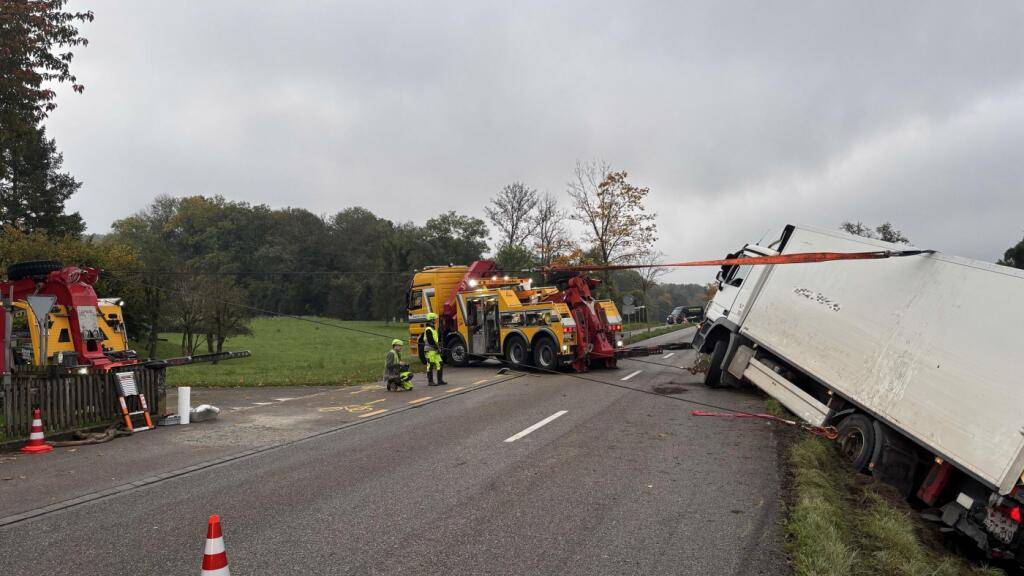 Umgekippter Lastwagen versperrt Strasse in Winkel