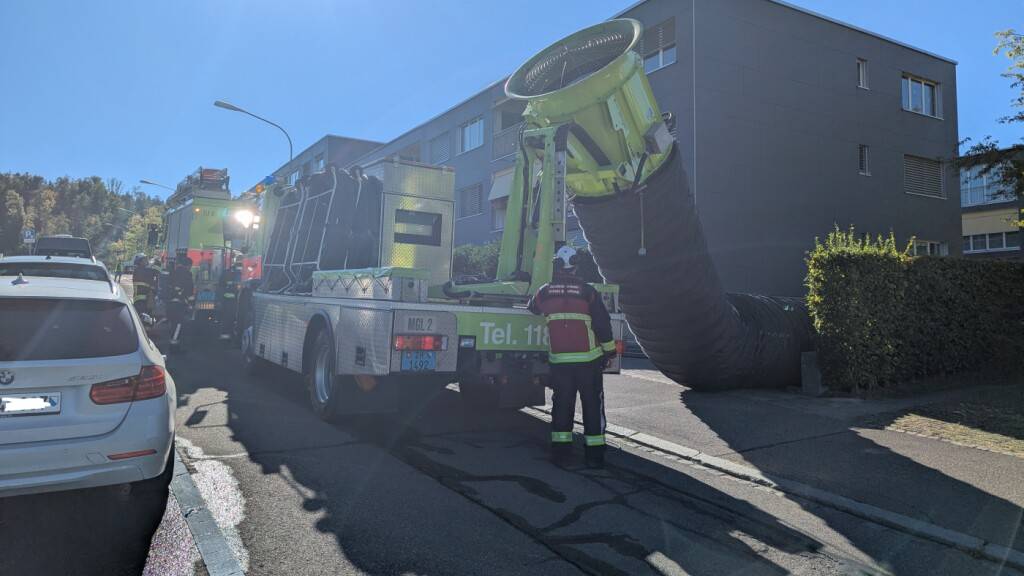 Da die Tiefgarage stark verraucht war, setzte die Feuerwehr einen mobilen Grosslüfter ein, um den Rauch ins Freie abzuführen.