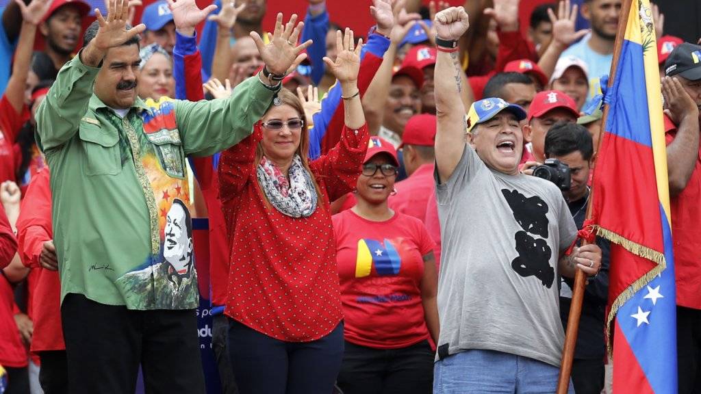 Der frühere Fussballstar Diego Maradona (Rechts) bei einer Wahlkampfveranstaltung in Caracas mit Venezuelas Präsident Nicolás Maduro.