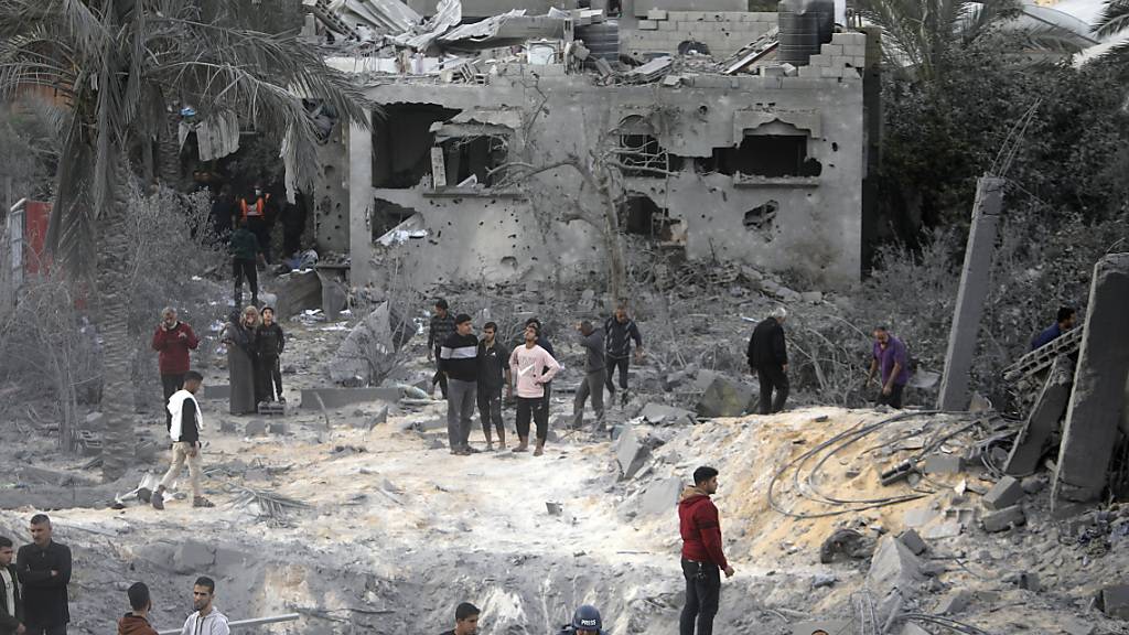 Palästinenser inspizieren ein zerstörtes Haus nach israelischen Luftangriffen. Foto: Mohammed Dahman/AP/dpa