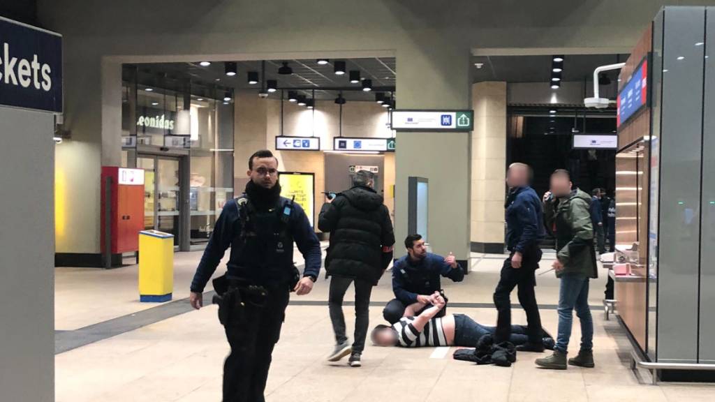 In der U-Bahn-Station Schuman im EU-Viertel in Brüssel nimmt die Polizei den mutmasslichen Täter fest.