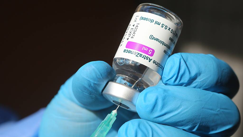 ARCHIV - Im regionalen Impfzentrum wird eine Spritze mit dem Corona-Impfstoff von Astrazeneca aufgezogen. Foto: Matthias Bein/dpa-Zentralbild/dpa - ACHTUNG: Dieses Foto hat dpa bereits im Bildfunk gesendet