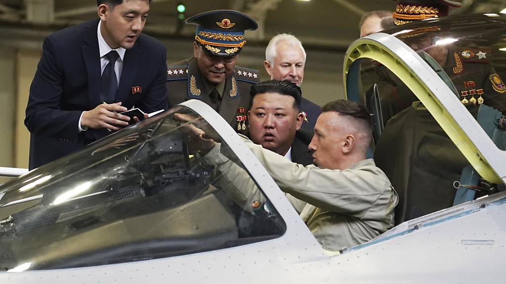 HANDOUT - Kim Jong Un bei der Betrachtung des Cockpits eines Militärjets. Foto: Khabarovsky Krai Region Government/AP/dpa - ACHTUNG: Nur zur redaktionellen Verwendung und nur mit vollständiger Nennung des vorstehenden Credits