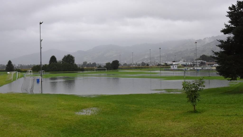 2017 war ein Fussballplatz in Rebstein überflutet. Dieses Szenario könnte sich nächste Woche wiederholen.