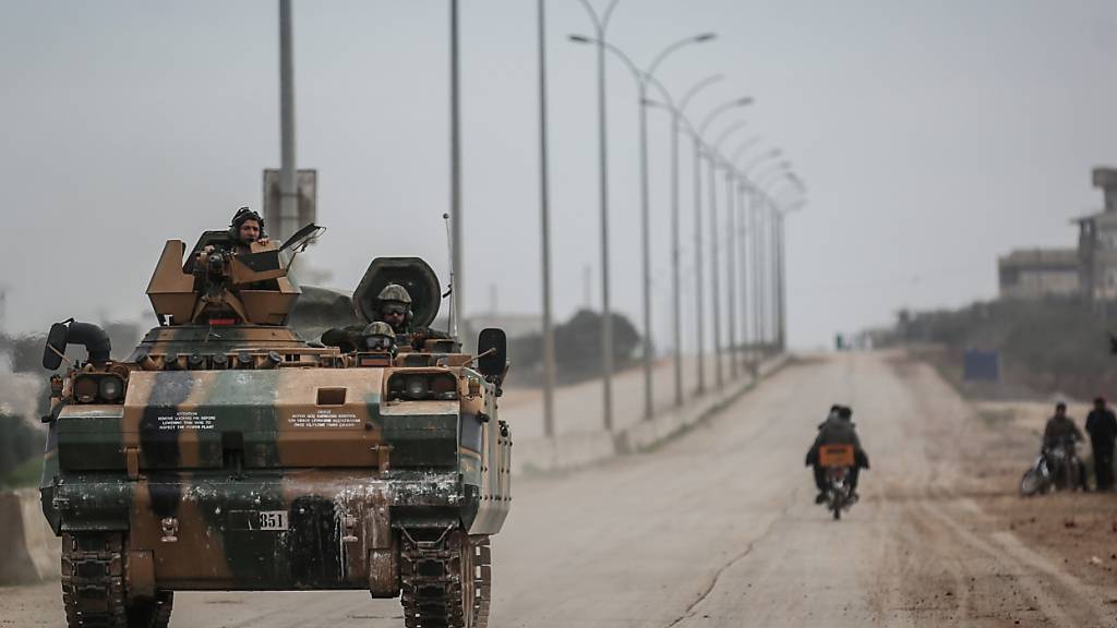 ARCHIV - Ein türkischer Panzer fährt im November 2024 auf einer Straße während eines Großangriffs durch damalige Oppositionsaktivisten auf frühere syrische Regierungstruppen. Foto: Anas Alkharboutli/dpa