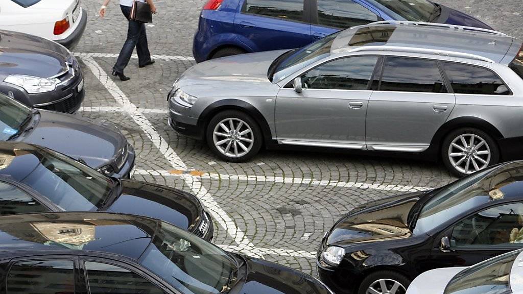 Parklücken finden leicht gemacht: Nach Vorstellungen von Bosch sollen vernetzte Autos künftig beim Suchen helfen.