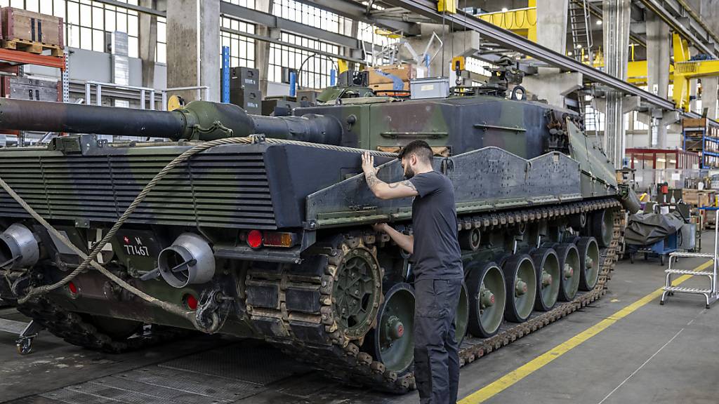 Ein Mechaniker wartet im März dieses Jahres die Raupen an einem Panzer vom Typ Leopard 2 in einer Wartungshalle der Ruag in Thun. (Archivbild)
