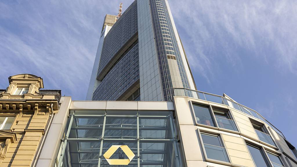 Die Commerzbank hat ihre Ziele erhöht. Im Bild zu sehen der Hauptsitz der Bank in Frankfurt am Main. (Archivbild)