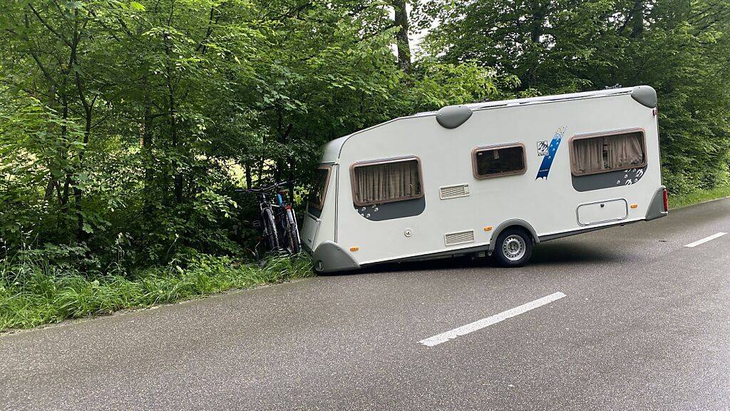 Eine Abschleppfirma hob den in Schaffhausen ausgerissenen Wohnwagen wieder auf die Strasse.