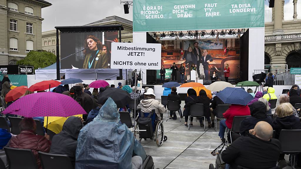 Menschen mit und ohne Behinderung verlangten im Frühling 2023 auf dem Bundesplatz in Bern eine inklusive Politik. (Archivbild)