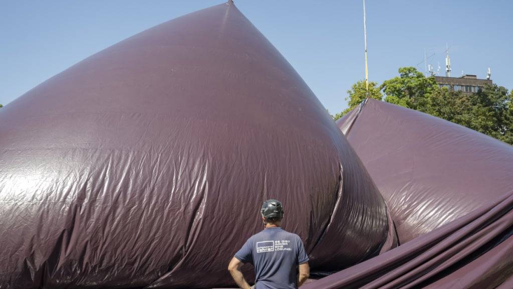 Die auberginefarbige Hülle wird aufgeblasen.