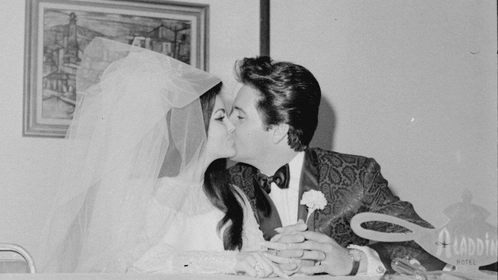 Elvis Presley küsst seine Angetraute Priscilla Beaulieu am 1. Mai 1967 in Las Vegas (Archiv)
