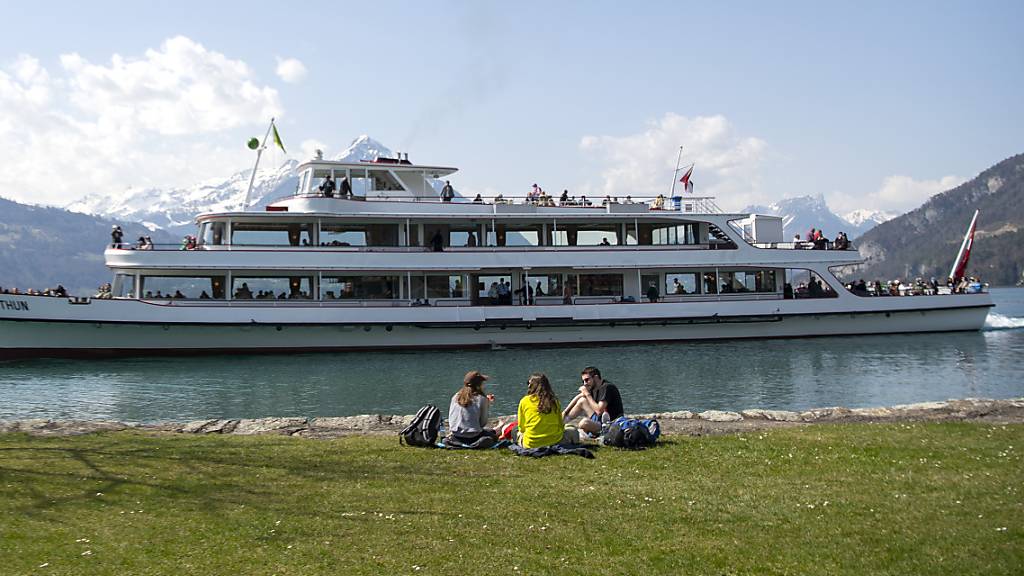 Die BLS fuhr 2020 in die roten Zahlen: Ihr Kursschiff «Stadt Thun» bei der Eröffnung der Saison am Karfreitag in Neuhaus bei Interlaken.