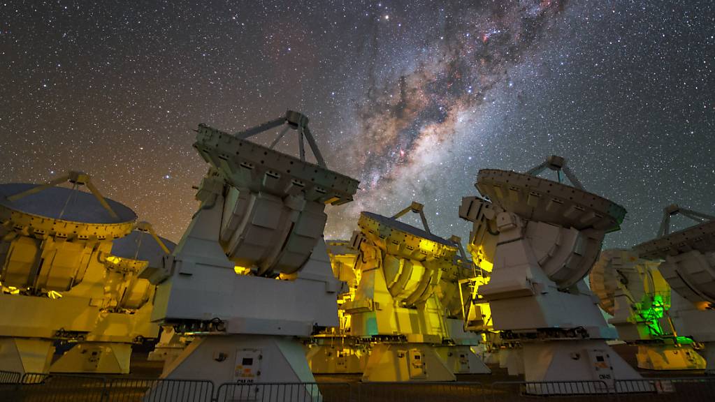 Das Riesenteleskop «Alma» in der Atacama-Wüste in Chile besteht aus 66 Präzisionsantennen. Durch Kombination von Beobachtungsdaten von Alma und dem Berner Instrument «Rosina» von der Rosetta-Mission konnten Forschende die interstellare Reise von Phosphor nachzeichnen.
