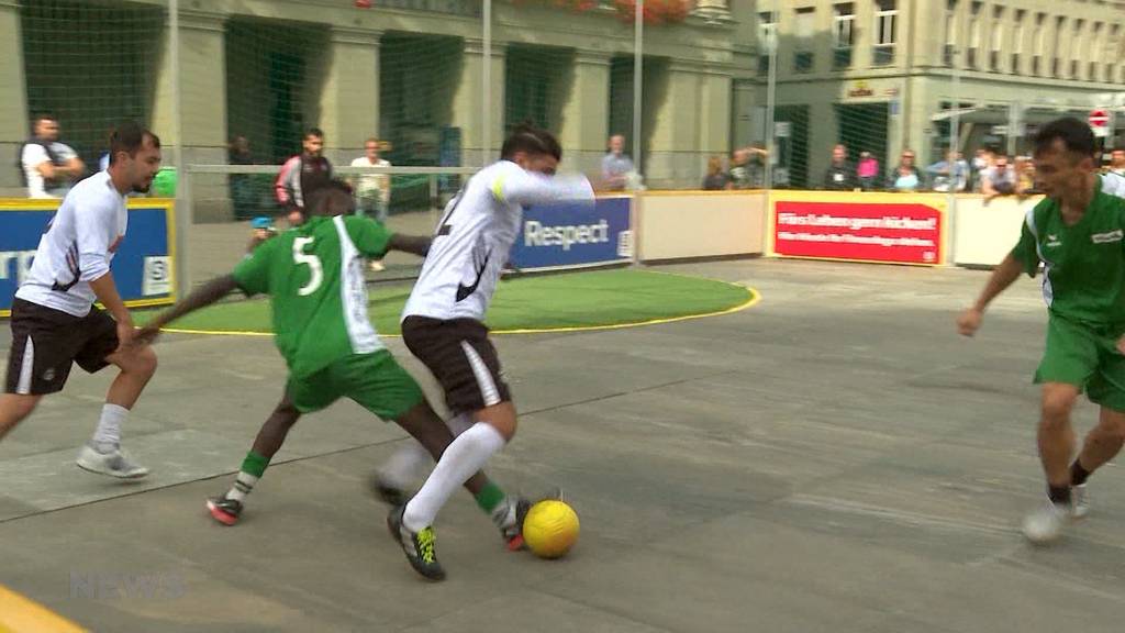 Strassenfussball auf dem Bundesplatz