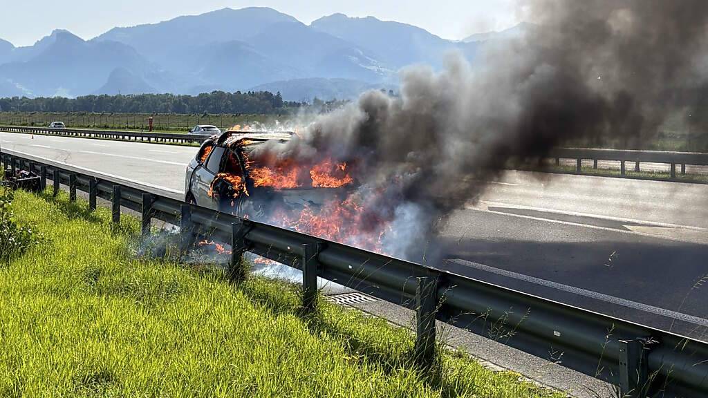 Brennendes Auto auf der A13 bei Oberriet