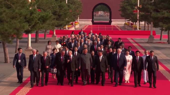 Ueli Maurer nimmt an Militärparade in China teil