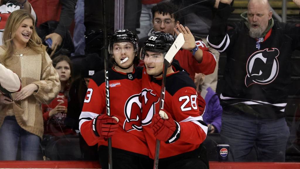 Trotz Tor und Assist von Timo Meier (rechts): Die New Jersey Devils gehen zum ersten Mal in dieser Saison vor Heimpublikum als Verlierer vom Eis