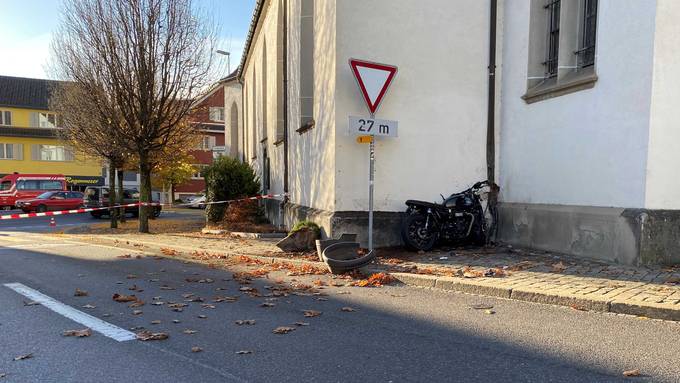 Motorradfahrer kracht in Oberägeri in Kirchenmauer