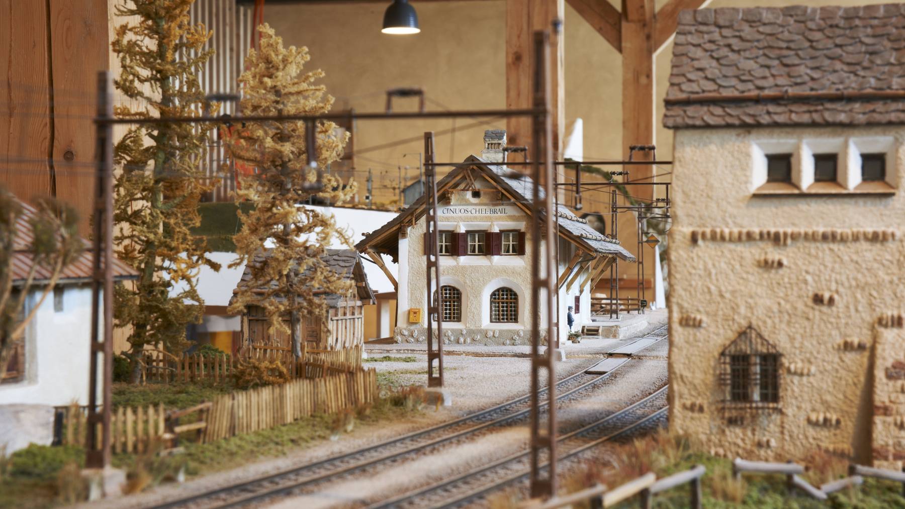 Im Bahnhmuseum Albula wird die Geschichte der Rhätischen Bahn aufgezeigt - mit multimedialen Darstellungen und einer Modelleisenbahn.