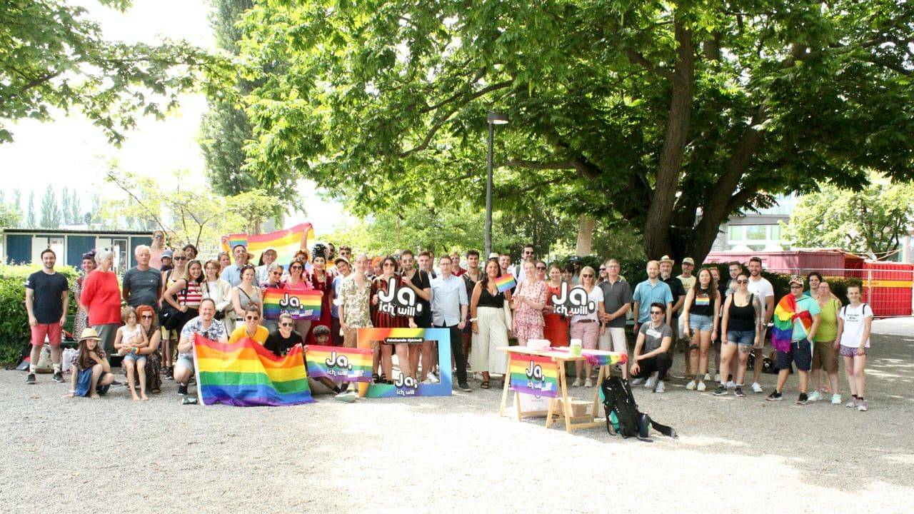 Mit einer Verlobungsfeier wurde im Luzerner Inseli die Kampagne zur «Ehe für alle» lanciert.