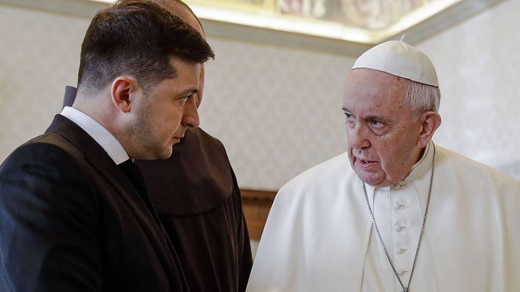 ARCHIV - Selenskyj sagte während einer Videokonferenz, er habe mit Papst Franziskus gesprochen, der ihm Mut zusprach. Foto: Gregorio Borgia/AP/dpa