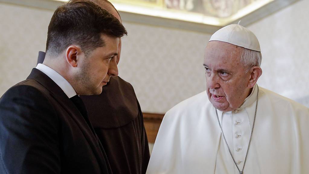 ARCHIV - Selenskyj sagte während einer Videokonferenz, er habe mit Papst Franziskus gesprochen, der ihm Mut zusprach. Foto: Gregorio Borgia/AP/dpa