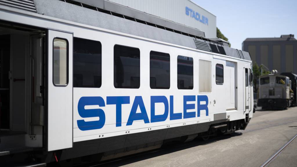 Der Zugbauer Stadler Rail hat mit seinen Halbjahreszahlen die Erwartungen der Analysten auf fast allen Ebenen klar übertroffen. (Archivbild)