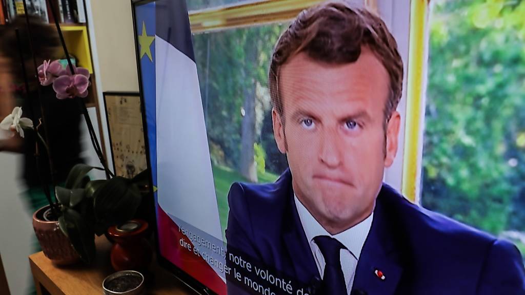 Frankreichs Präsident Emmanuel Macron hat sich am Sonntagabend erneut in einer Fernsehansprache an sein Volk gewandt.