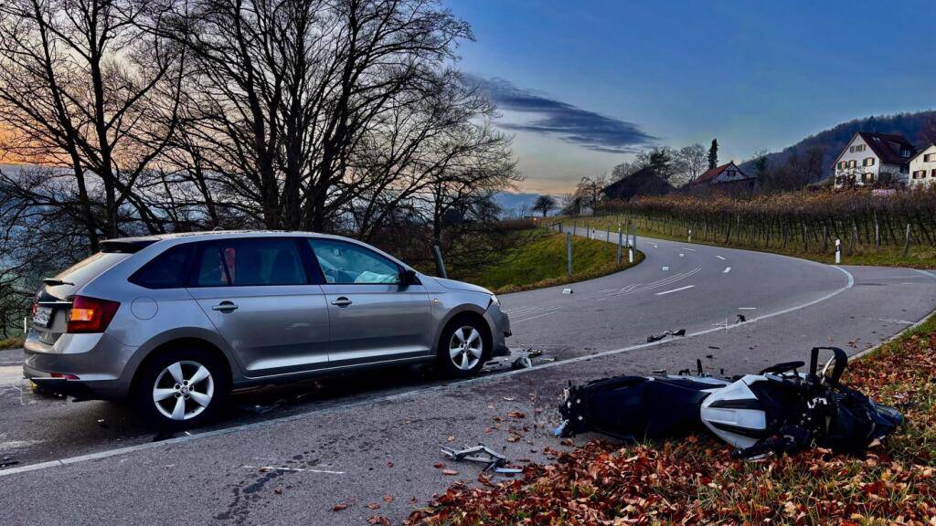 Die Verletzungen des Motorradfahrers nach der Kollision mit einem entgegenkommenden Auto waren so schwer, dass er noch auf der Unfallstelle starb.