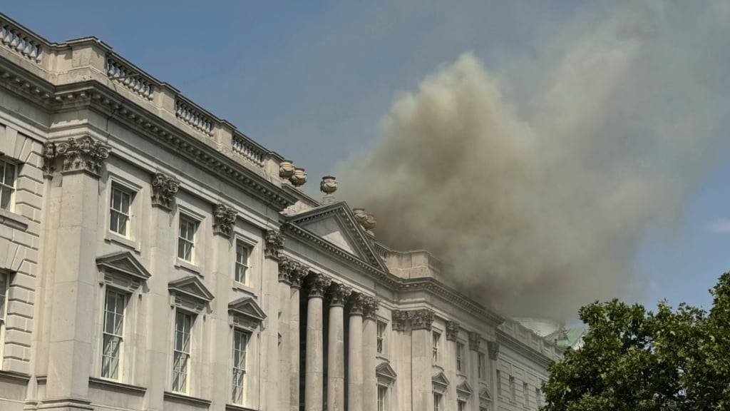 Rauch steigt auf am Samstag über dem historischen Somerset House in London.