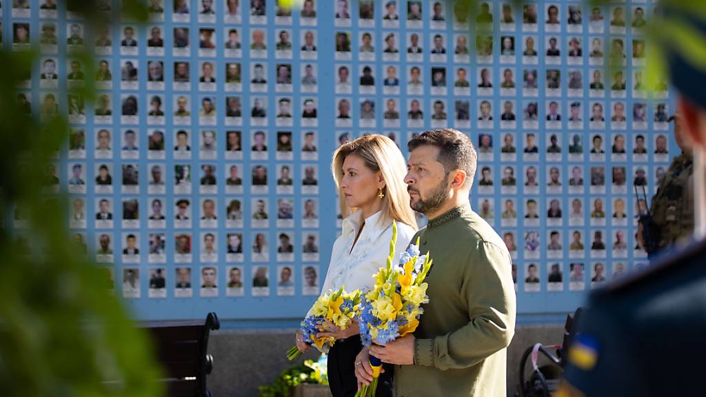 HANDOUT - Dieses vom Büro des Präsidenten der Ukraine zur Verfügung gestellte Foto zeigt Wolodymyr Selenskyj (r), Präsident der Ukraine, und seine Frau Olena Selenska bei der Teilnahme an den Veranstaltungen zum Unabhängigkeitstag. Foto: ---/Zuma Press/dpa - ACHTUNG: Nur zur redaktionellen Verwendung und nur mit vollständiger Nennung des vorstehenden Credits