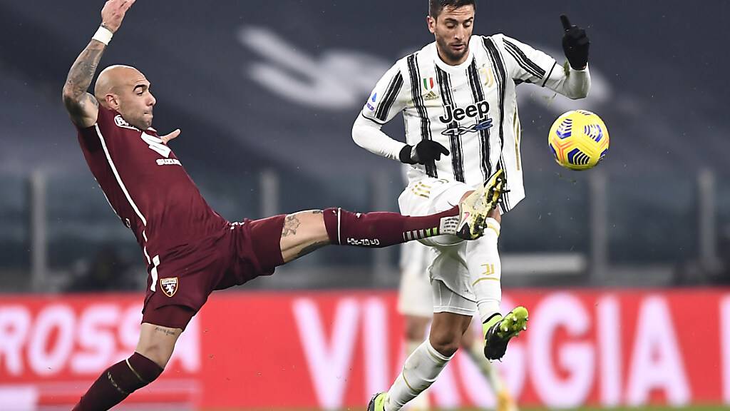 Ein weiteres Mal setzt sich Juventus im Derby durch: Rodrigo Bentancur gegen Torinos Simone Zaza