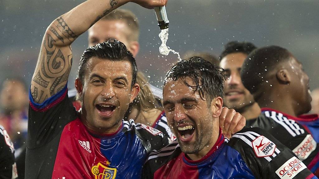 Behrang Safari und Captain Matias Delgado feiern nach dem Sieg gegen Sieg den 19. Meistertitel des FC Basel