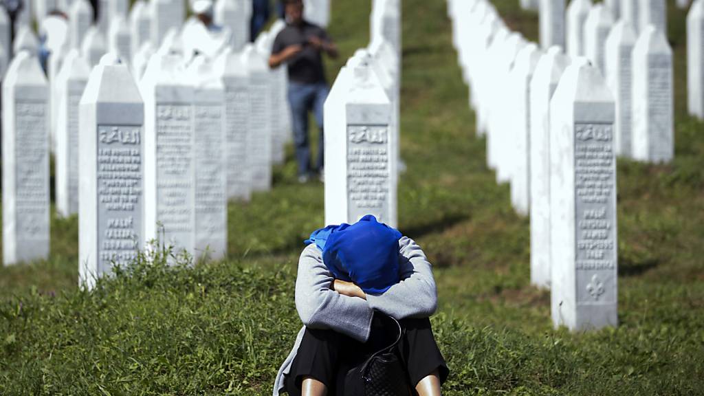 Geben niederländischen Uno-Soldaten die Mitschuld am Tod ihrer Söhne: die «Mütter von Srebrenica» auf dem Friedhof der Tausenden von serbischen Nationalisten ermordeten Muslime in Bosnien.