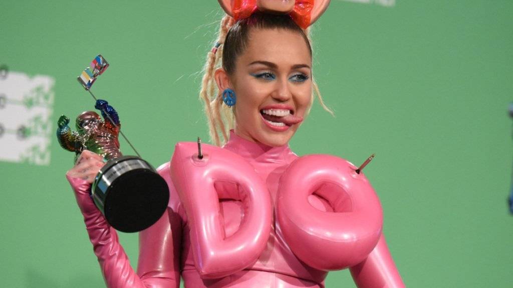 Miley Cyrus gönnt sich mal wieder eine gute Zeit mit einem Mann: Ihr Flirt mit Comedian Dane Cook soll vor allem lustig und locker sein.
