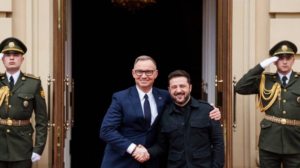 dpatopbilder - Der ukrainische Präsident Wolodymyr Selenskyj (r) und der polnische Präsident Andrzej Duda umarmen sich während ihres Treffens in Kiew. Foto: Evgeniy Maloletka/AP/dpa