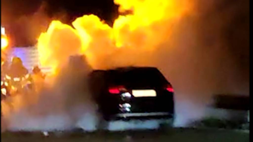 Auto brennt auf Autobahn bei Pfäffikon SZ