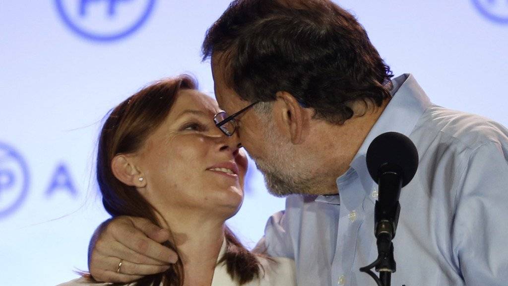 «Gracias»: Spaniens geschäftsführender Premier, Mariano Rajoy, verpasst seiner Frau nach den Parlamentswahlen einen Siegeskuss.